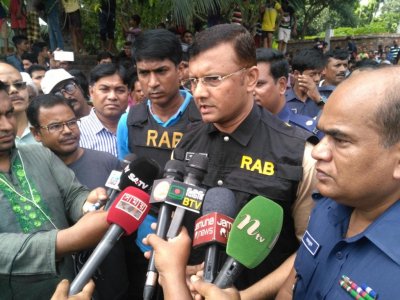 টাঙ্গাইলে ঘটনা অবহিত করছেন র&zwnj;্যাব-১২ এর কমান্ডার অ্যাডিশনাল ডিআইজি মো. শাহাবুদ্দিন খান বিপিএম