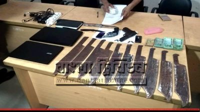 টাঙ্গাইলের জঙ্গি আস্তানা থেকে উদ্ধার করা অস্ত্র