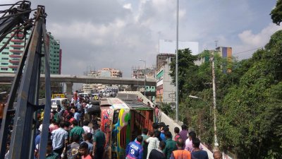 ফ্লাইওভারে উল্টে যাওয়া বাসটি