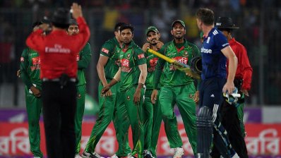 বাটলার সাজঘরে ফেরার পথ ধরেই হঠাৎ পেছনে ফিরে আসেন 