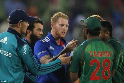 করমর্দনের সময় আরেকটি বিতর্কিত ঘটনার জন্ম দিয়েছিলেন বেন স্টোকস! 