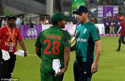 তামিমের সঙ্গে কিছু বাক্য বিনিময়ের ঘটনা ঘটেছে অধিনায়ক বাটলারেরও। 