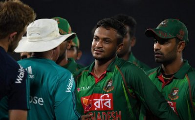 উত্তপ্ত পরিস্থিতির এক পর্যায়ে তামিমকে হাত দিয়ে সরানোর চেষ্টা করেন সাকিব। 