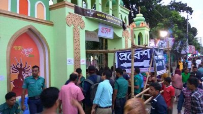 কলাবাগান পূজামণ্ডপে আর্চওয়ে গেট দিয়ে প্রবেশ করছে ভক্তরা
