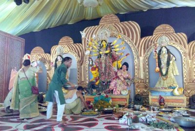 নবমীর দুপুরে কলাবাগান পূজামণ্ডপ