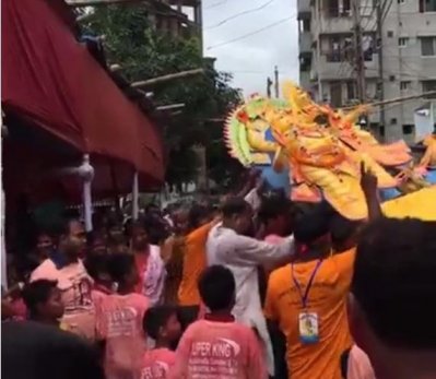 বিসর্জনের জন্য মণ্ডপ থেকে বের করে ট্রাকে ওঠানো হচ্ছে প্রতিমা