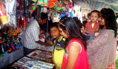 বউ মেলায় দর্শনার্থীরা