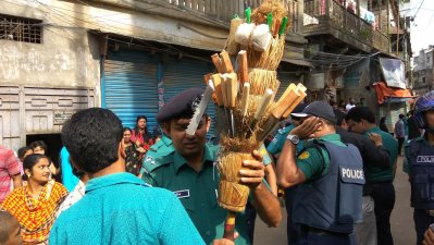 তাজিয়া মিছিলে ছুরি বহনকারীকে আটকে দেয় পুলিশ