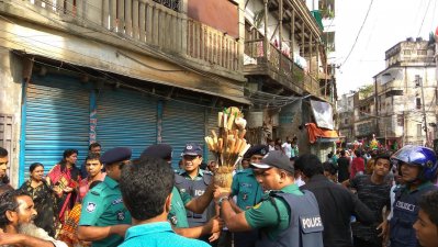 তাজিয়া মিছিলে ছুরি বহনকারীকে আটকে দেয় পুলিশ