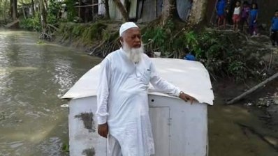 নিজের ট্রলারে ইকবাল হোসেন মাতব্বর