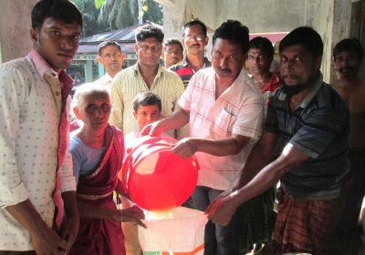 খুলনায় দেওয়া হচ্ছে চাল