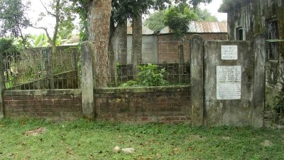 ঝোপ আর জঙ্গলে ছেয়ে গেছে গণকবরগুলো
