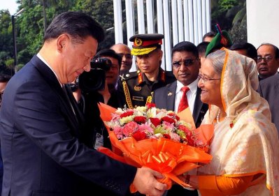 প্রধানমন্ত্রী শেখ হাসিনা তার কার্যালয়ে চীনের প্রেসিডেন্ট শি জিনপিংকে ফুল দিয়ে বরণ করে নেন