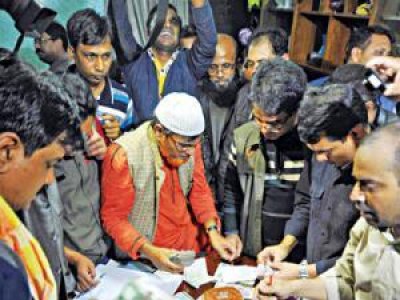 পল্টনে মোহাম্মদ আলীর বাসা থেকে বিপুল পরিমাণ সোনা ও মুদ্রা উদ্ধার করেন শুল্ক গোয়েন্দারা। ছবি: ইন্টারনেট