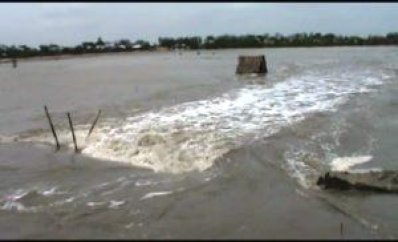 সাতক্ষীরায় বেড়িবাঁধ ভেঙে ছয় গ্রাম প্লাবিত