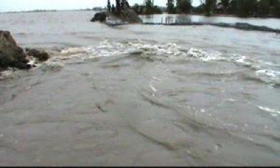 সাতক্ষীরায় বেড়িবাঁধ ভেঙে ছয় গ্রাম প্লাবিত