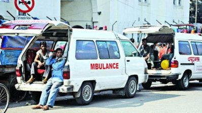ঢামেকের সামনের রাস্তায় অ্যাম্বুলেন্স
