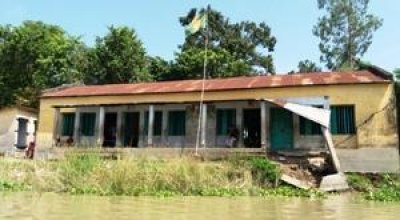 ঝুঁকি আর আতঙ্ক নিয়ে লেখাপড়া চলছে যে স্কুলে