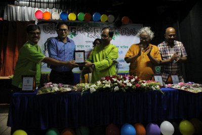 জীবনানন্দ দাশ সাহিত্য পুরস্কার`১৬ গ্রহণ করছেন কথাসাহিত্যিক মহীবুল আজিজ