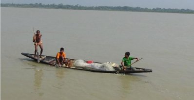 মধুমতি নদীতে ইলিশ শিকার করছেন জেলেরা