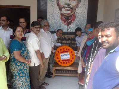 প্রতিকৃতিতে শ্রদ্ধা জ্ঞাপন করছেন অতিথিরা