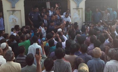 দিনাজপুরে আদালতে সাইফুলকে নেওয়ার সময়