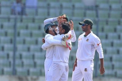 প্রথম ইনিংসে ইংল্যান্ড অলআউট ২৪৪ রানে