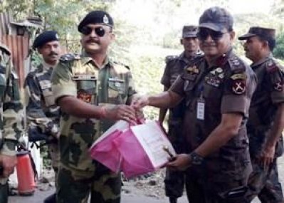 দীপাবলিতে বিজিবি ও বিএসএফের শুভেচ্ছা বিনিময়