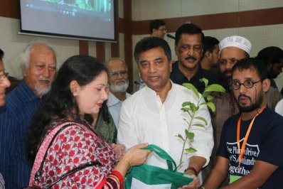 গাছ ও টব বিতরণ অনুষ্ঠানে মেয়র আনিসুল হক