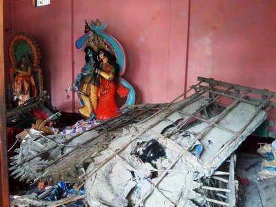 ভেঙে ফেলা হয় প্রতিমা