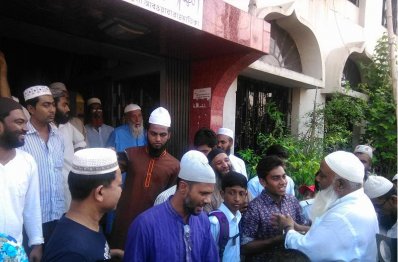 নামাজ শেষেও পড়তে হলো মানুষের ভিড়ে