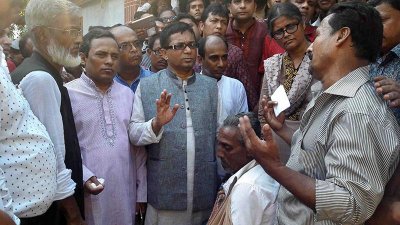নির্যাতিত স্থানীয়দের কাছে ঘটনার বিবরণ শোনেন আ.লীগের পরিদর্শন দলের নেতারা 