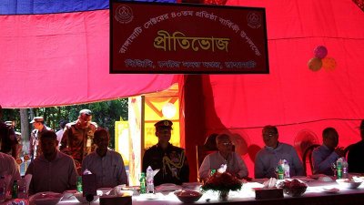 অনুষ্ঠানে উপস্থিত অতিথি সন্তু লারমা ও অন্যরা