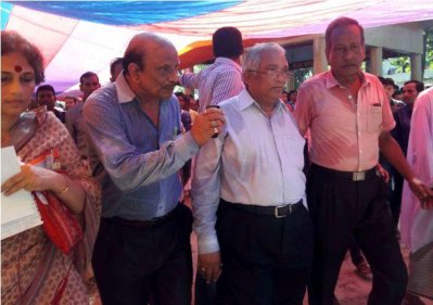 অন্য প্রতিনিধিদের সঙ্গে রানা দাশ গুপ্ত