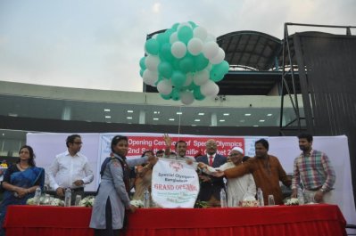 বেলুন উড়িয়ে অনুষ্ঠানের উদ্বোধন ঘোষণা করেন অতিথিরা