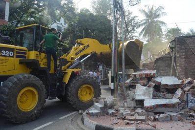 বাগ-এ মোনায়েমের সীমানা প্রাচীর গুঁড়িয়ে দেওয়ার পর