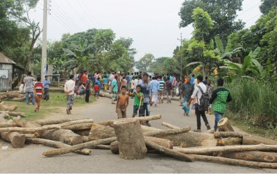 ফুলবাড়ীয়া কলেজ সরকারিকরণের দাবিতে অবরোধ চলছে