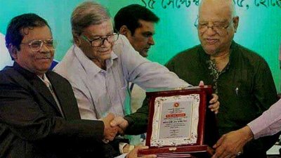 শীর্ষ করদাতার পুরস্কার নিচ্ছেন কাউছ মিয়া