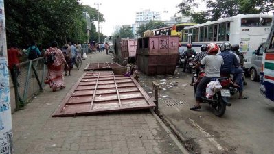 রাস্তায় পড়ে থাকা বর্জের কন্টেইনার