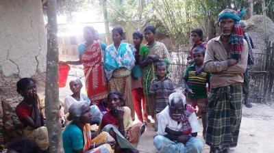 খামার পার্শ্ববর্তী মাদারপুর এলাকার সাঁওতাল পল্লীর আতঙ্কিত লোকজন