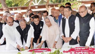 টুঙ্গিপাড়ায় বঙ্গবন্ধুর সমাধিতে প্রধানমন্ত্রী ও আ.লীগ নেতাদের শ্রদ্ধা নিবেদন