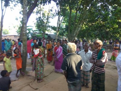 সন্ত্রস্ত আদিবাসী অধিবাসী, খোলা আকাশের নীচে