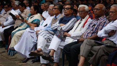 অনুষ্ঠানে উপস্থিত অতিথিদের সঙ্গে মেনন