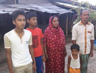 মোস্তাকিন সরকারের পাঁচজনের পরিবার কিন্তু বরাদ্দ একটি কক্ষ