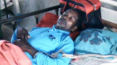 হাসপাতালের বিছানায় কোমড়ে রশি ও হাতে হাতকড়াসহ চরন সরেন