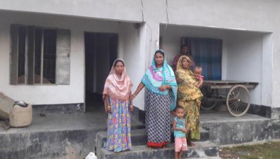 আশ্রয়ন প্রকল্পে বসবাসকারীরা 