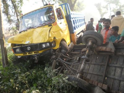ঝিনাইদহে ট্রাক ও আলমসাধু সংঘর্ষ