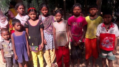 স্কুলে যেতে পারছে না আতঙ্কিত সাঁওতাল শিশুরা