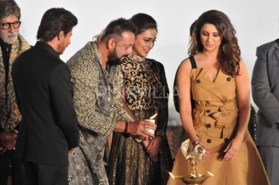 কলকাতা আন্তর্জাতিক চলচ্চিত্র উৎসবের ২২তম আসরের উদ্বোধনে অমিতাভ, সঞ্জয়, শাহরুখ, কাজল পরিণীতি সঙ্গে মুখ্যমন্ত্রী মমতা (2)