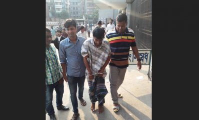 হ্যান্ডকাপ পরা মো. শিহাব
